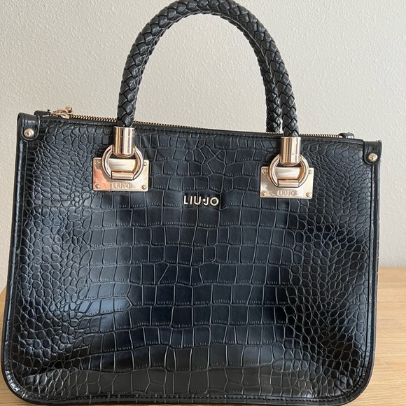 Medium size black handbag in excellent condition. - Picture 1 of 4